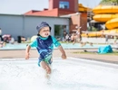 Barn som badar i pool