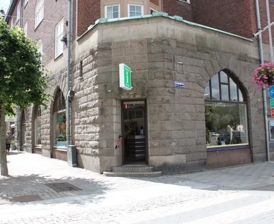 En hög tegelbyggnad som ligger vid sidan av en gata.