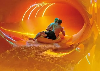 Familj som åker vattenrutschkana