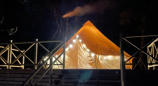 Upplyst glamping tält på natten