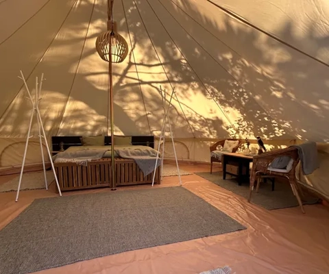 Ett möblerat glampingtält
