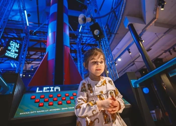 Flicka som experimenterar hos Innovatum Science center