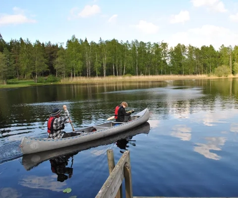 Två personer i en kanot på en sjö.
