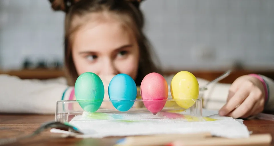 Barn tittar på målade ägg.