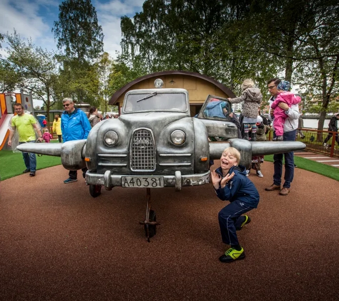 Barn som leker på en lekplats
