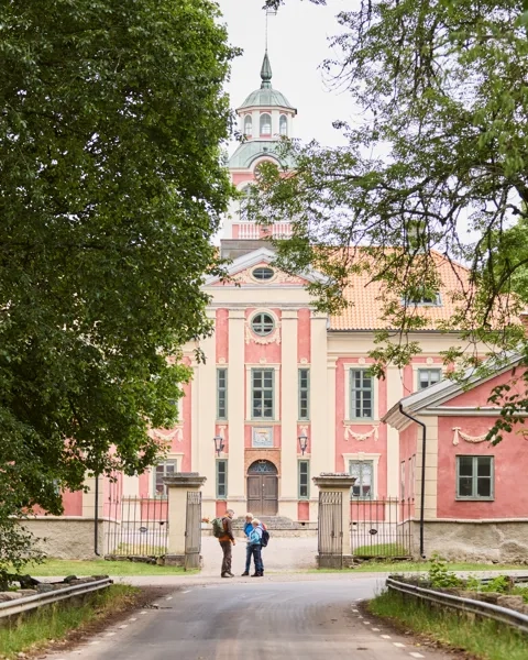 Vandrare vid ett slott i Västergötland