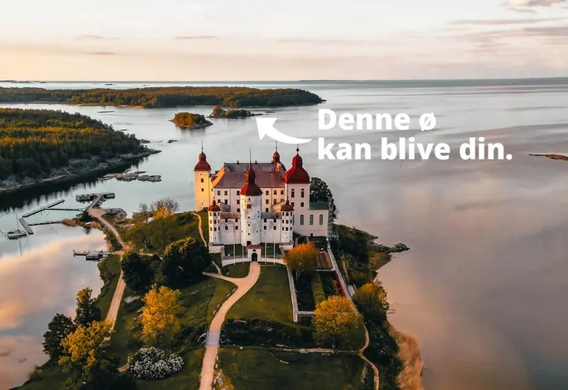 En flygbild av ett slott på en liten ö.