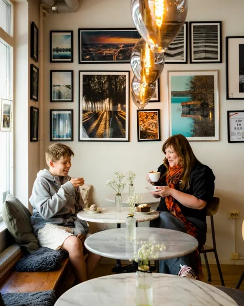 Kvinna fikar tillsammans med en tonåring.