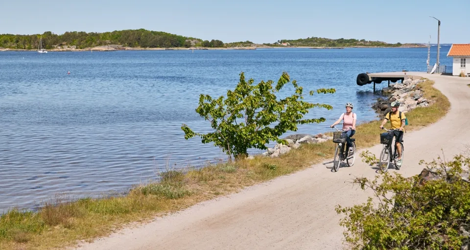 Två personer cyklar på en ö.