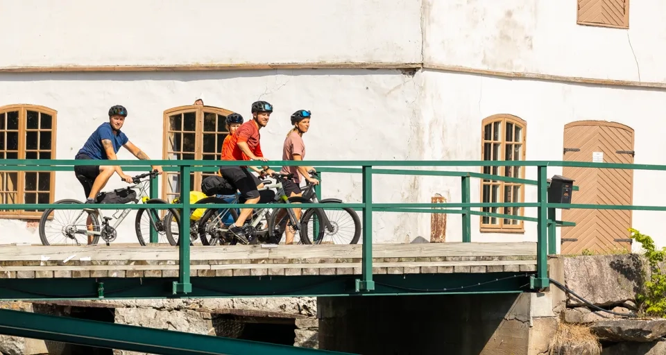 Cyklister vid Gustavsfors Bruk.