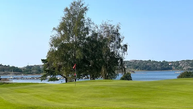 Golfbana med havsutsikt på Orust GK