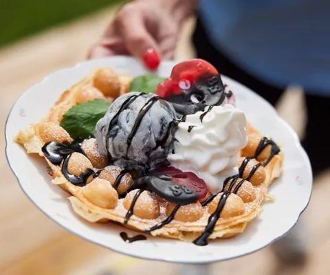 Bubbelvåffla hos slusscafét i Långbron.