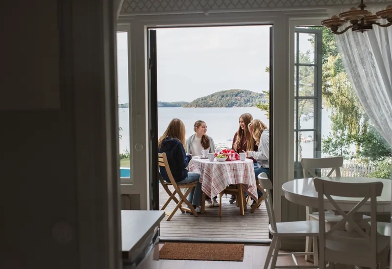 Ungdomar i utomhusmiljö.