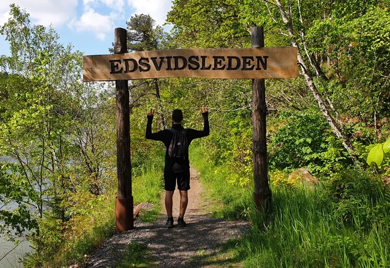 Skylt Edsvidsleden med person