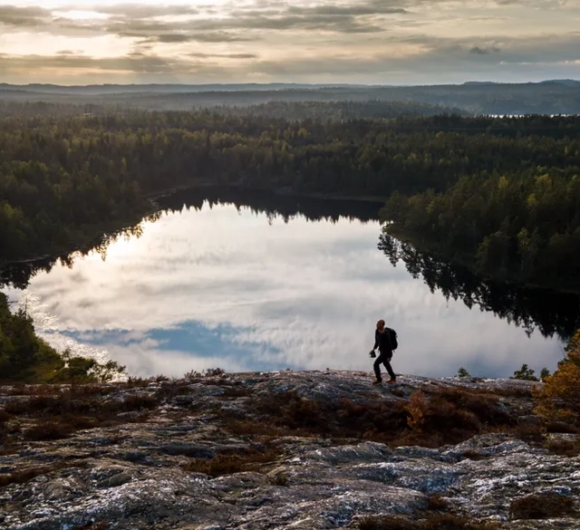 En man som vandrar på Sörknatten i Dalsland.