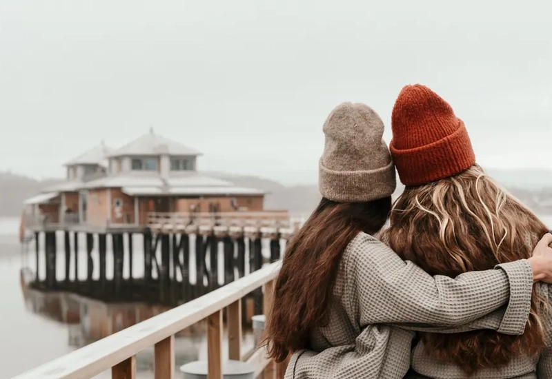 Några kvinnor som står bredvid varandra på en pir.