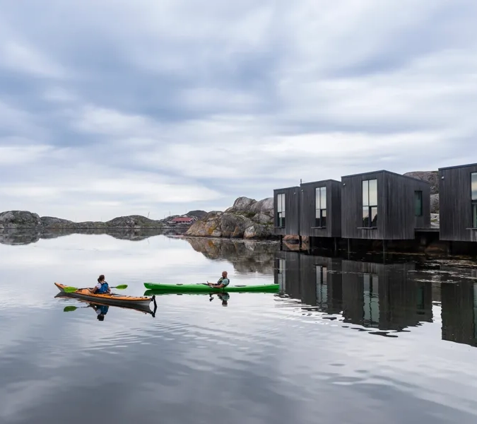 Ein paar Leute in einem Kanu auf einem Gewässer.