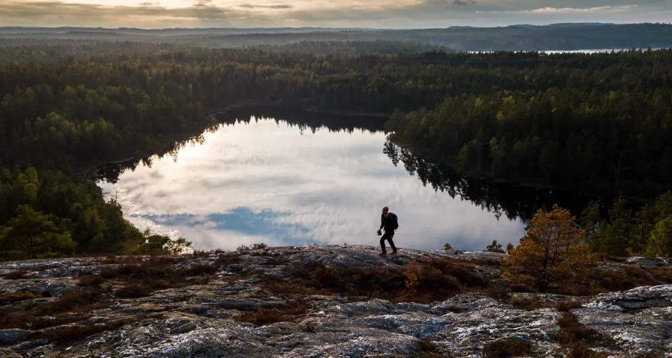 En man som vandrar på Sörknatten i Dalsland.