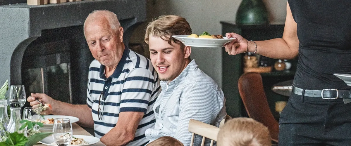 Människor som umgås i en boendemiljö.