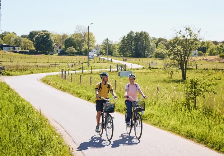 Två personer cyklar på en ö.