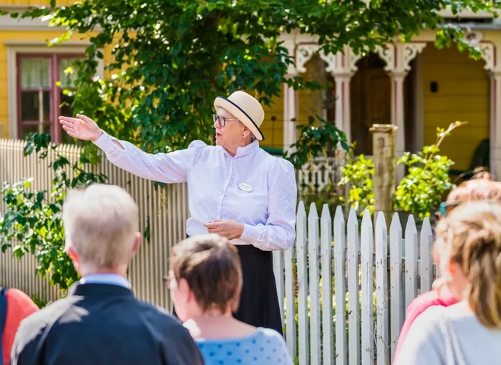 Människor i trästaden Hjo