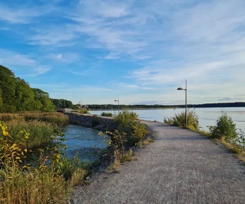 Vänerparkens stig längs Vänern en solig dag
