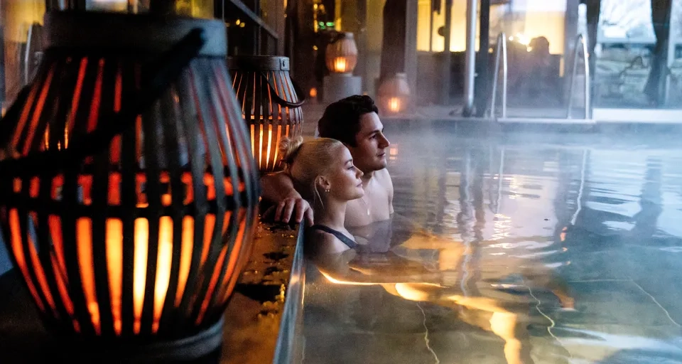 Gäster njuter i inomhuspoolen på Arken Hotel Art Garden Spa