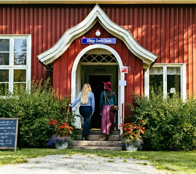 Människor på konstrunda.