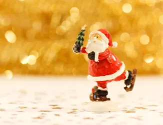 En miniatyrtomte på skridskor