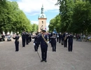 En grupp män i uniform som står framför en byggnad.