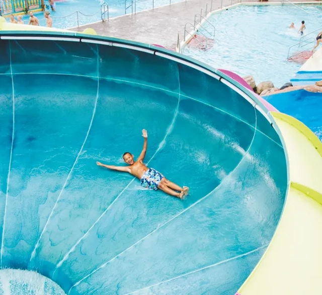 En person åker i en stor vattenrutschkana.