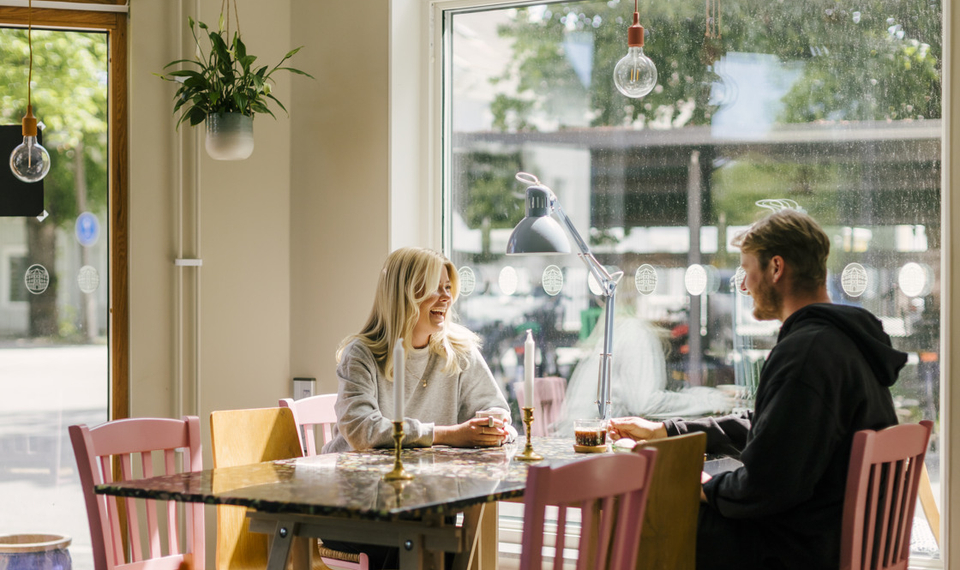 Människor inne på ett kafé.