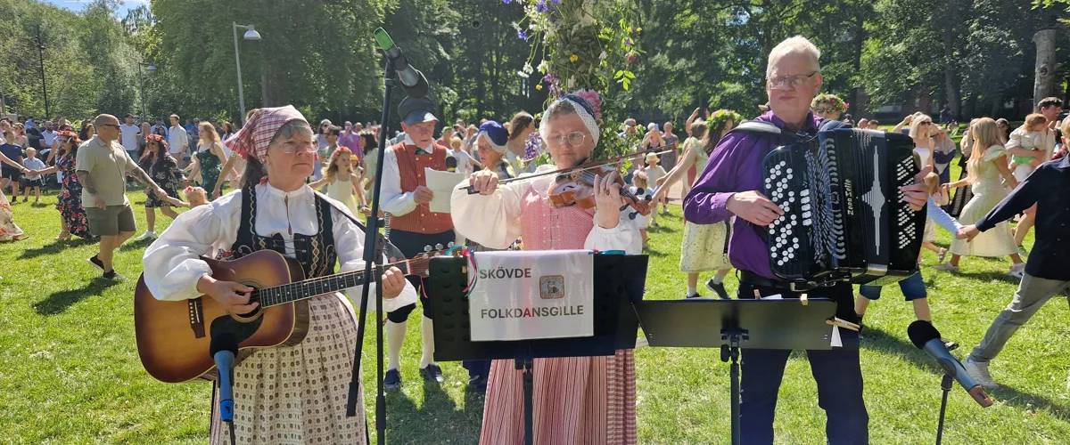 Traditionellt Midsommarfirande i Boulognerskogen
