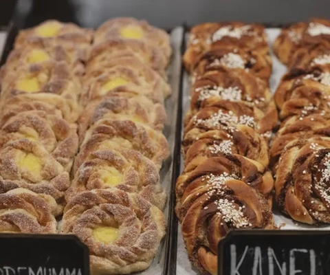 Bröd och bullar på ett kafé.