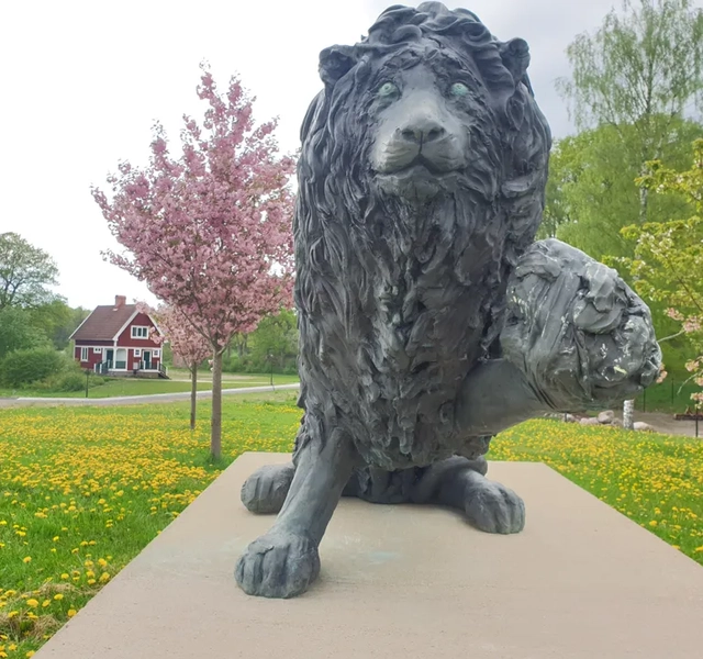 lejonskulptur i skulpturpark
