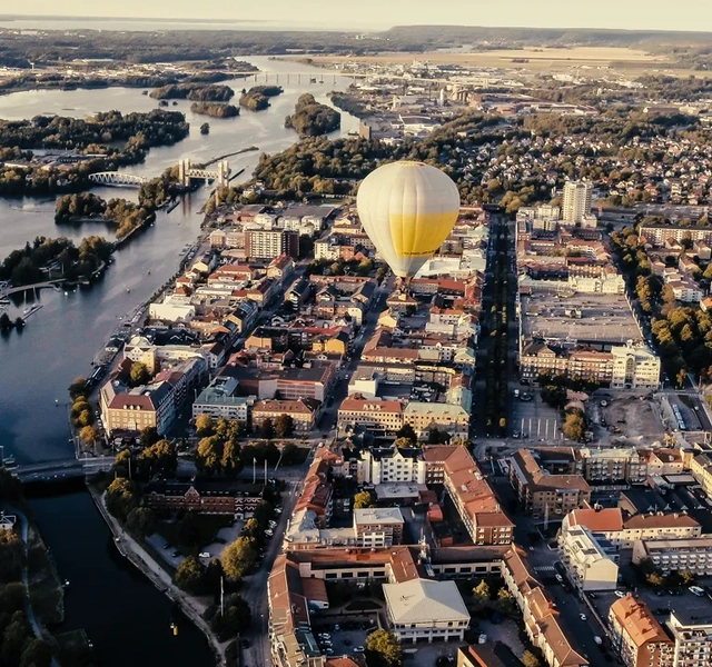 En varmluftsballong som flyger över en stad.