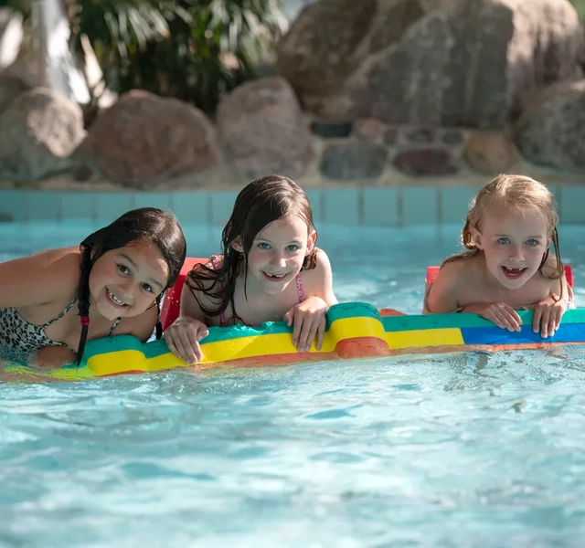 Lekande barn i bassäng