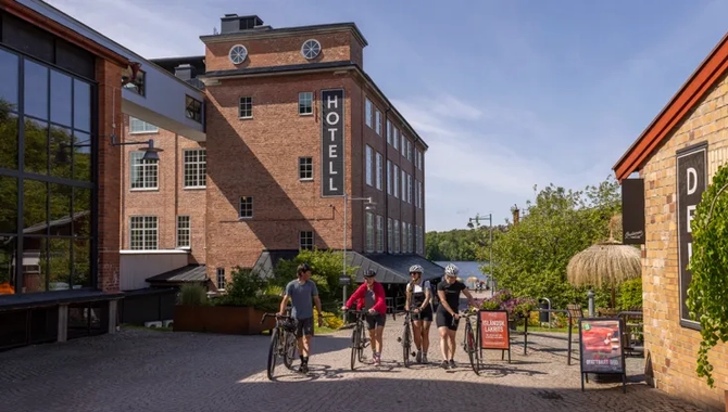 Vänner som umgås i bruksmiljö.