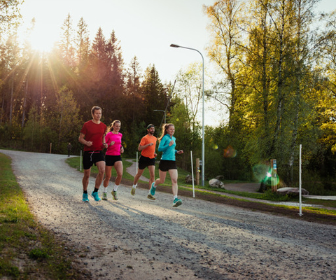 En grupp människor som springer längs ett motionsspår.