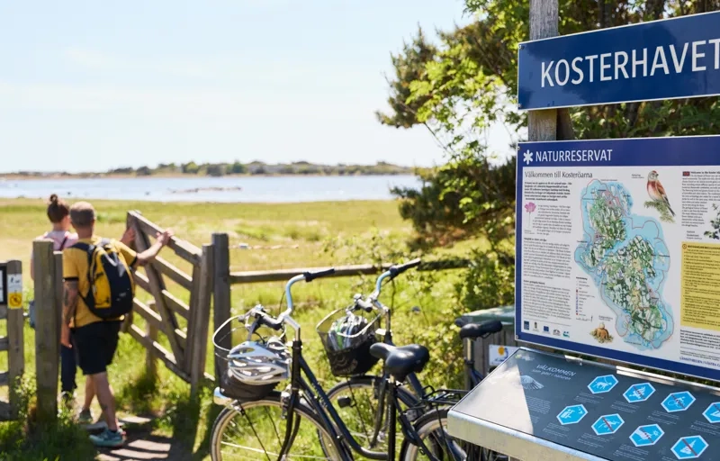 Två personer vandrar på en ö.