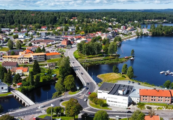 Flygbild över First Hotel Bengtsfors och vackra Dalslands kanal 