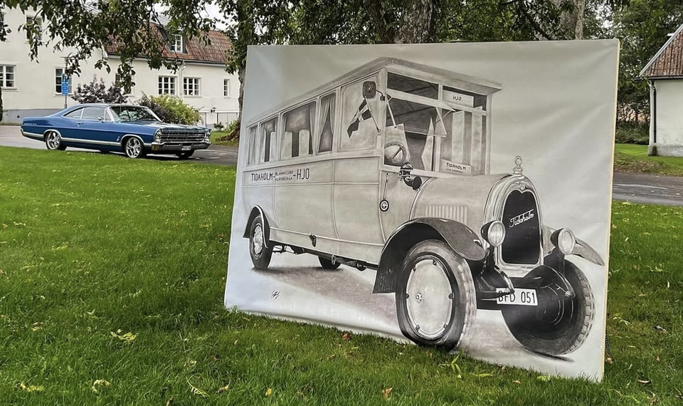 En bild av en gammal bil som står utställd i gräset.