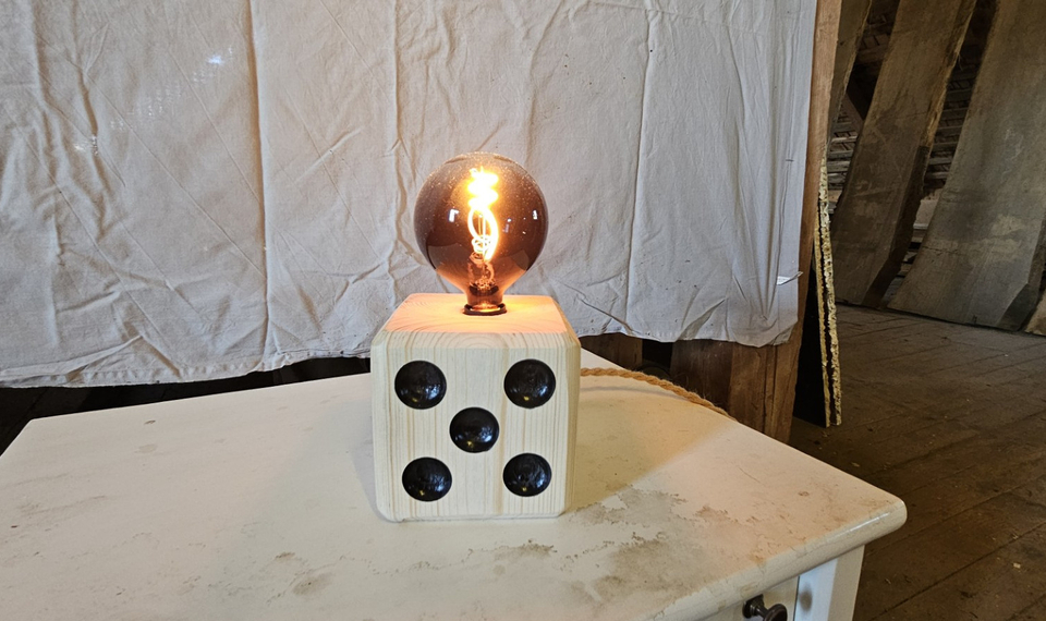 Träkonst i form av en lampa