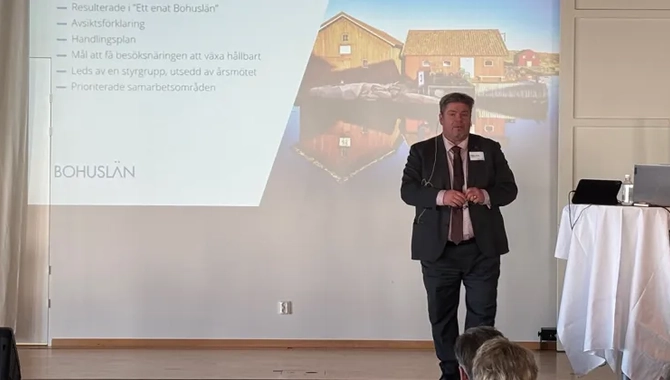 En man som står på en scen framför en folkmassa.