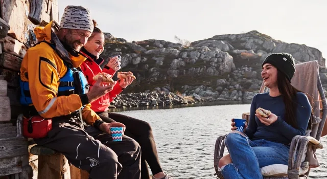 Vänner som fikar på en brygga