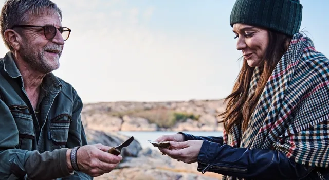 Ostron plockas ur en bur på en brygga