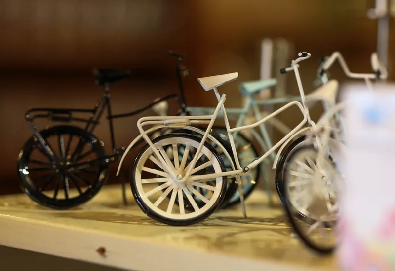 Några miniatyrcyklar som står på ett bord.