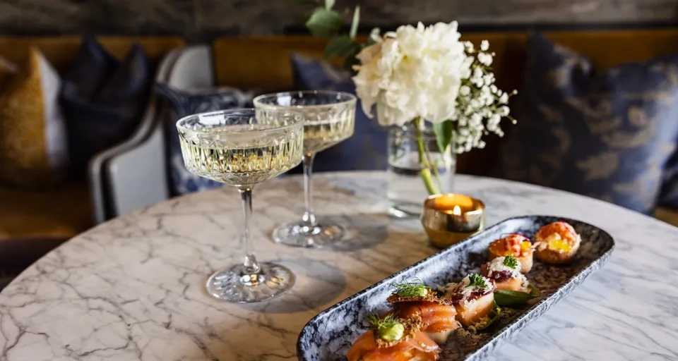 Två händer som skålar.