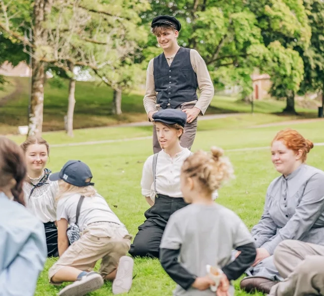 Grupp av människor på festlig tillställning.