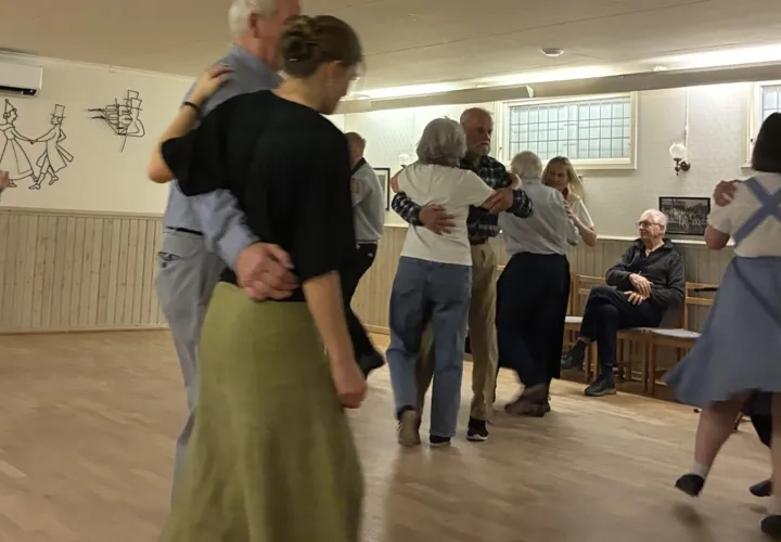 Prova på folkdans!